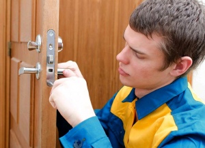 Locksmith for door zamok-vreznoj-dlya-derevyannoj-dveri-10.jpg